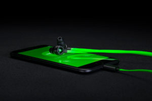 Razer dévoile les écouteurs Hammerhead Bluetooth et Lightning - écouteurs iOS posés sur l'iPhone