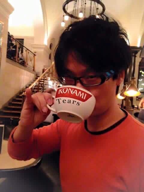 Kojima Productions débauche des employés et anciens de Konami kojima boit dans une tasse "Konami Tears"