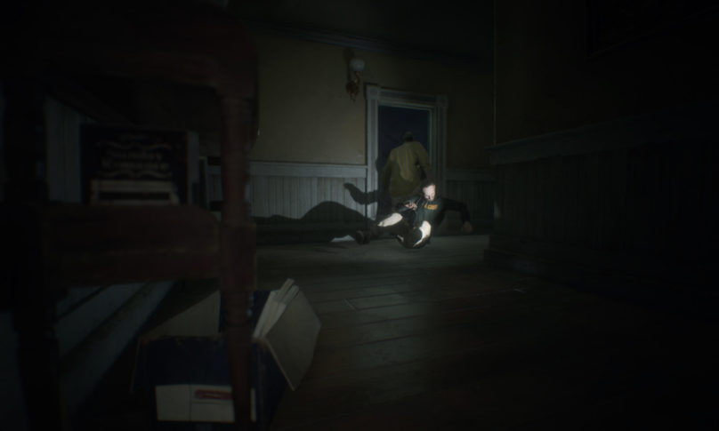 Resident Evil 7 - Homme tire un autre homme par le col