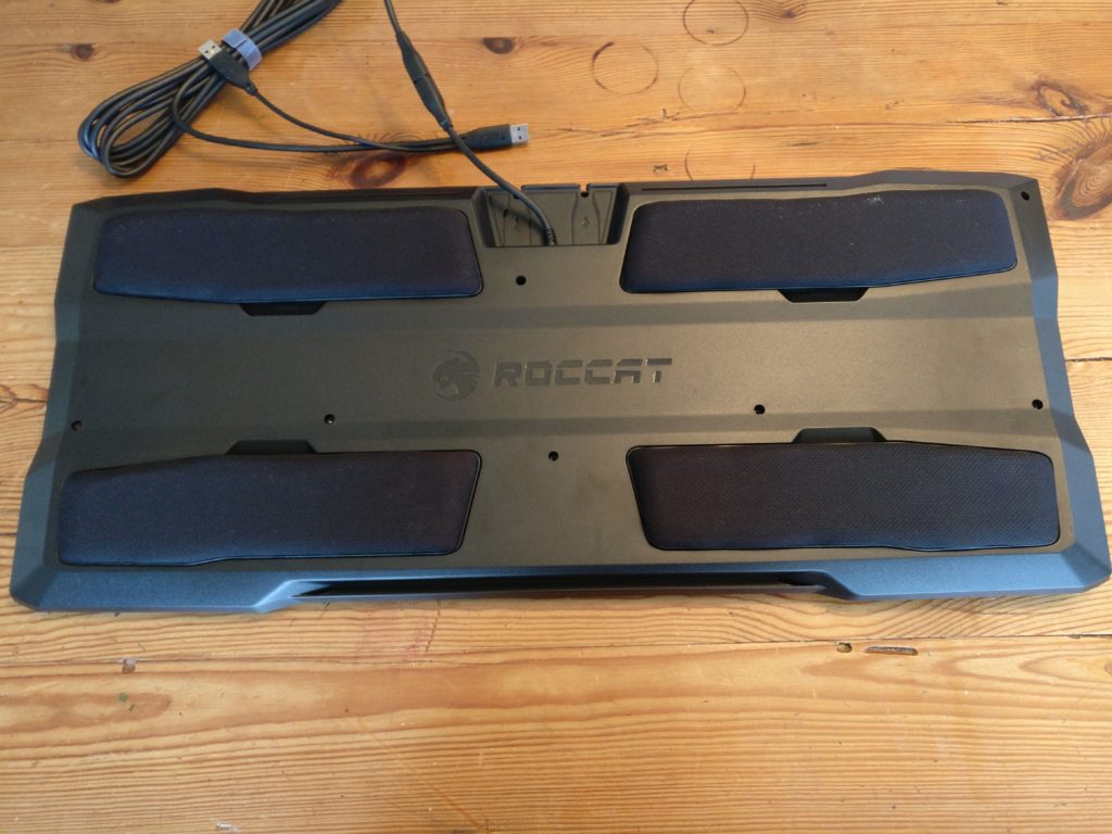 Test clavier Roccat Sova MK - Prêt à jouer depuis le canapé ? photo vue de derrière