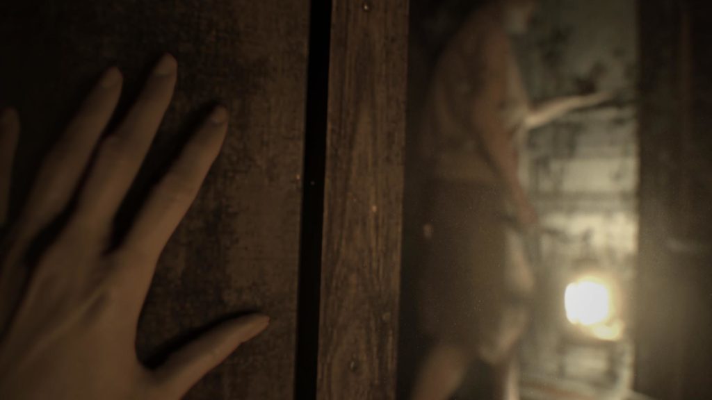 Resident Evil 7 - Une fuite massive main pousse une porte, personne derrière