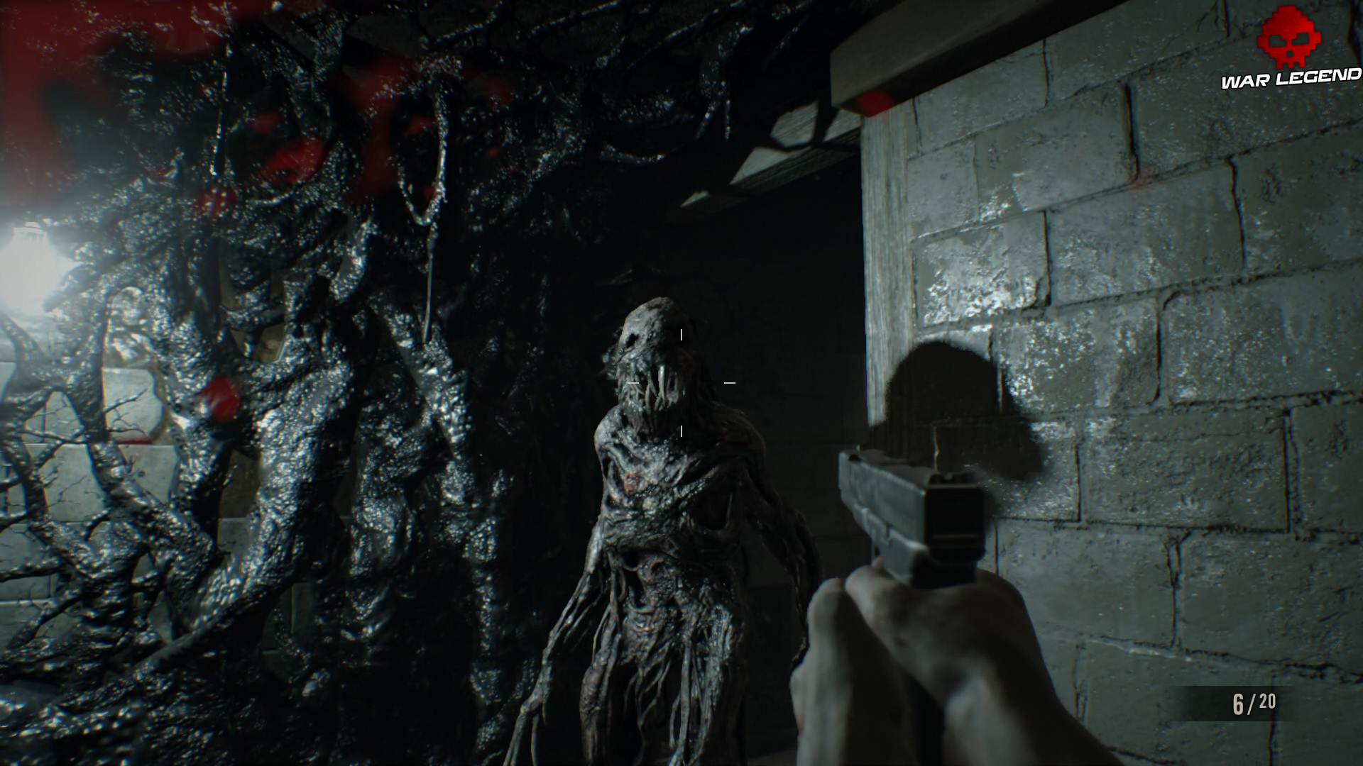 Guide des trophées Resident Evil 7 Biohazard pistolet pointé sur tête monstre noir