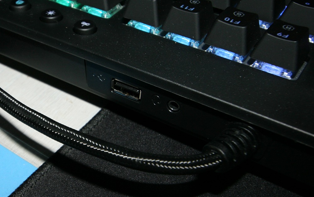 Les prises jack et USB du clavier X1 RGB