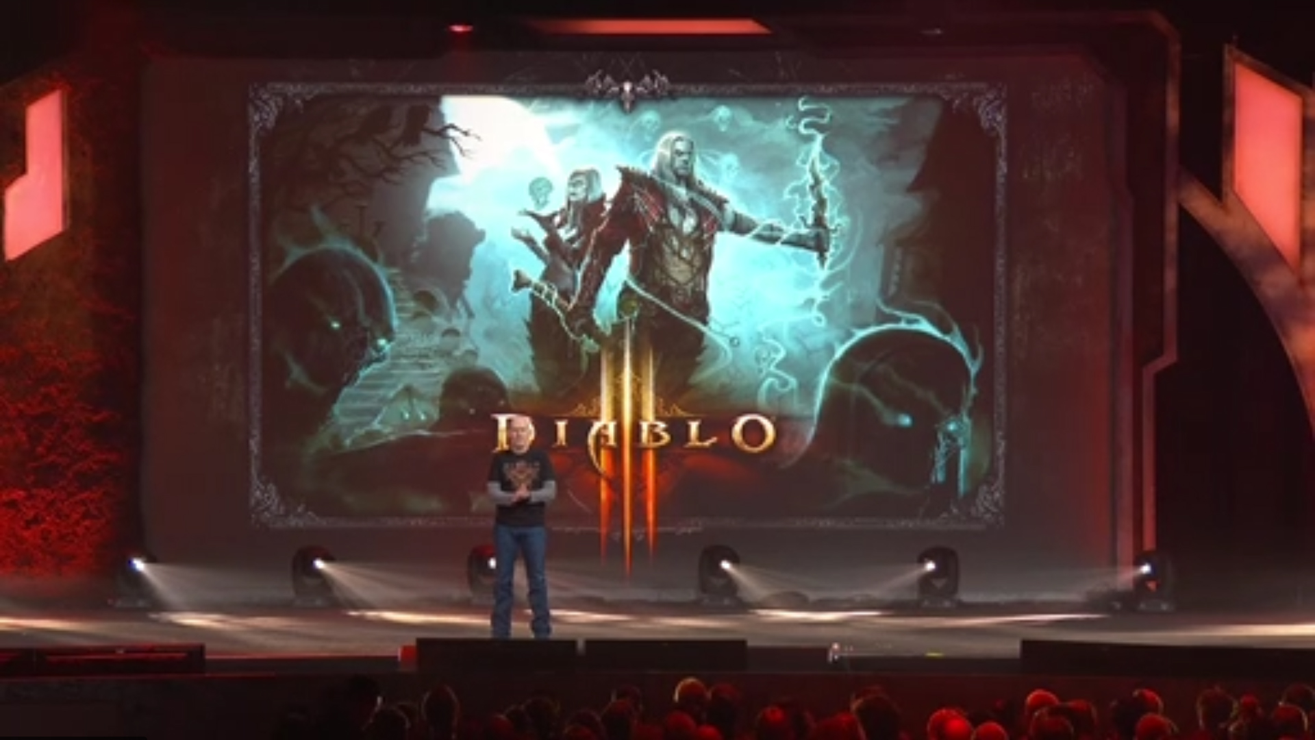 Homme sur scène devant wallpaper nécromancien Diablo III.