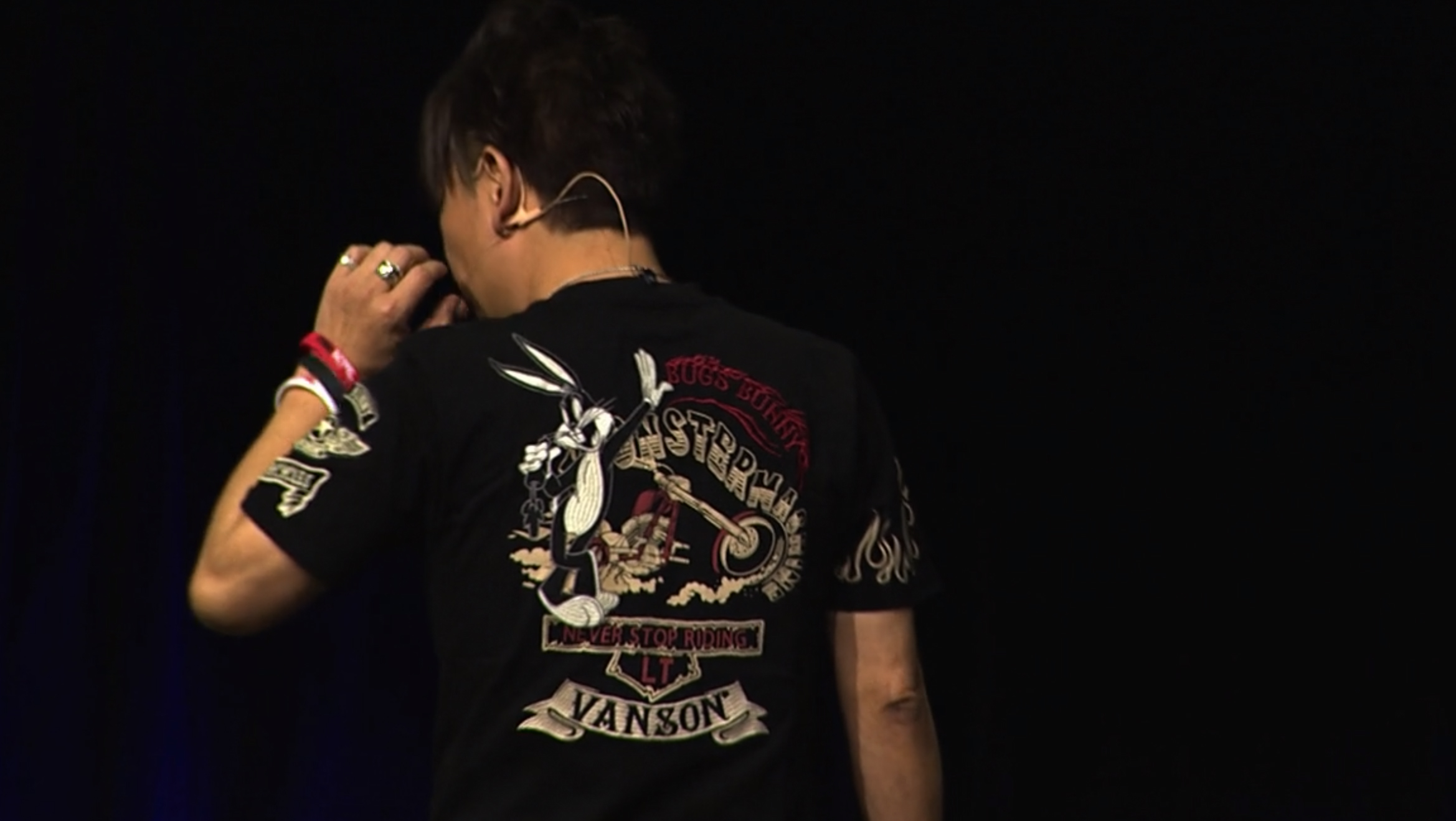 Naoki yoshida portant un T-shirt Bugs Bunny