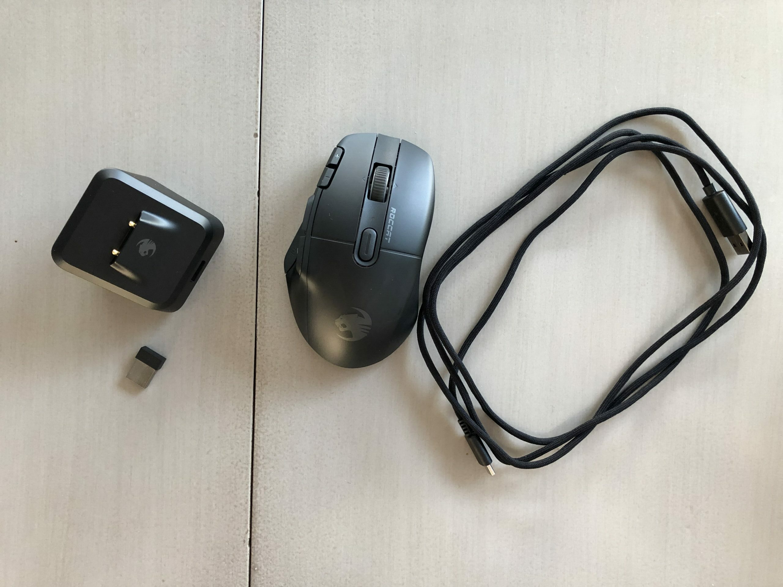 Roccat Kone XP Air : une souris sans-fil complète et très autonome, pour  droitiers uniquement - Les Numériques