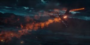 trainée de feu dans décor sombre, boir bleuté