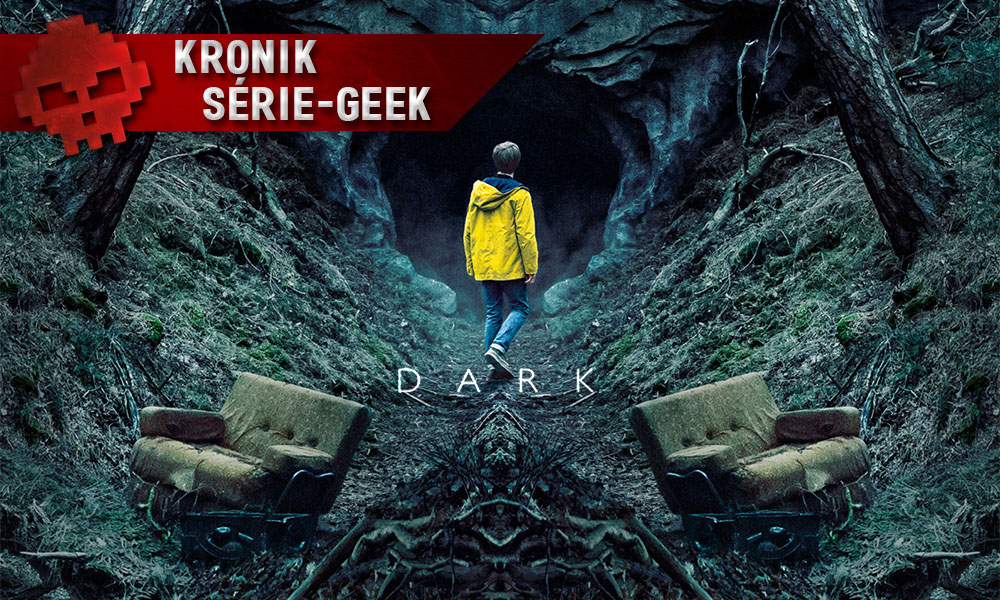 kronik série-geek, dark, adolescent en imperméable jaune devant l'entrée d'une grotte