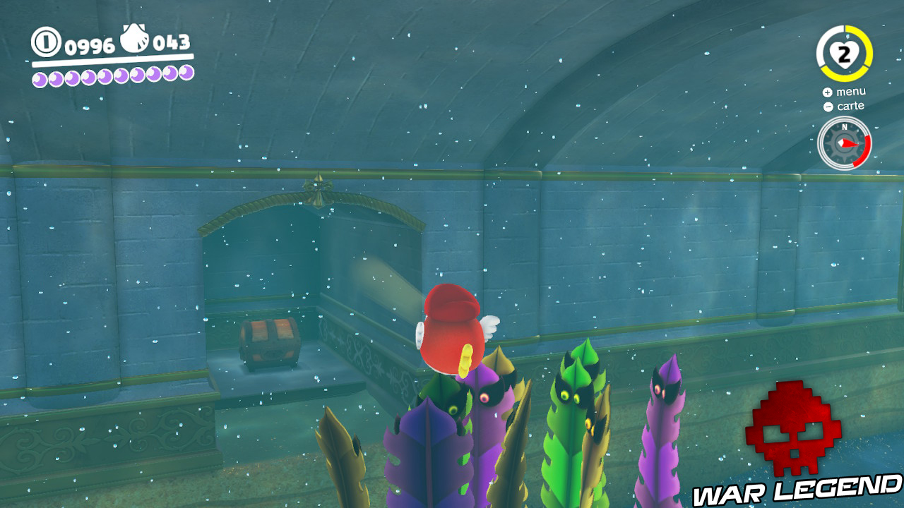 cavité sous-marine peuplée d'algues et présentant un coffre dans une alcôve