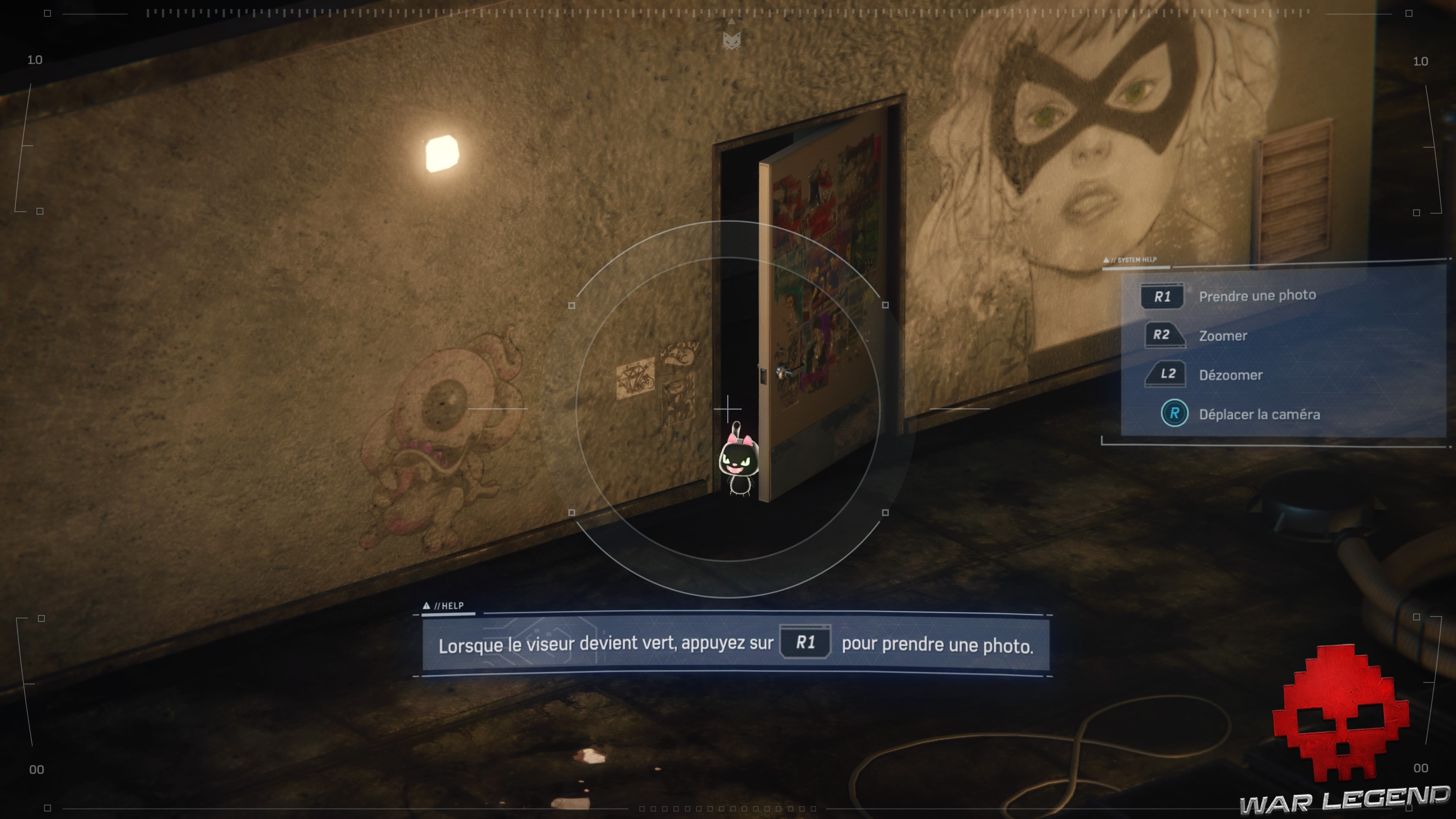 Vignette solution spider-man planque un chat noir dans une entrouverture de porte