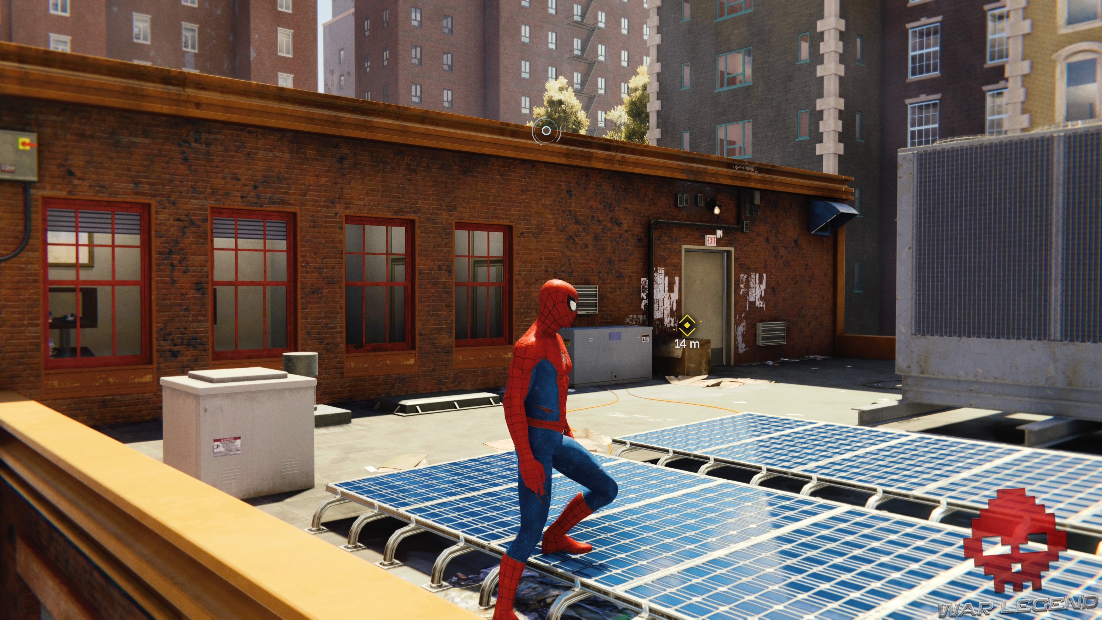 Spiderman est sur un toit