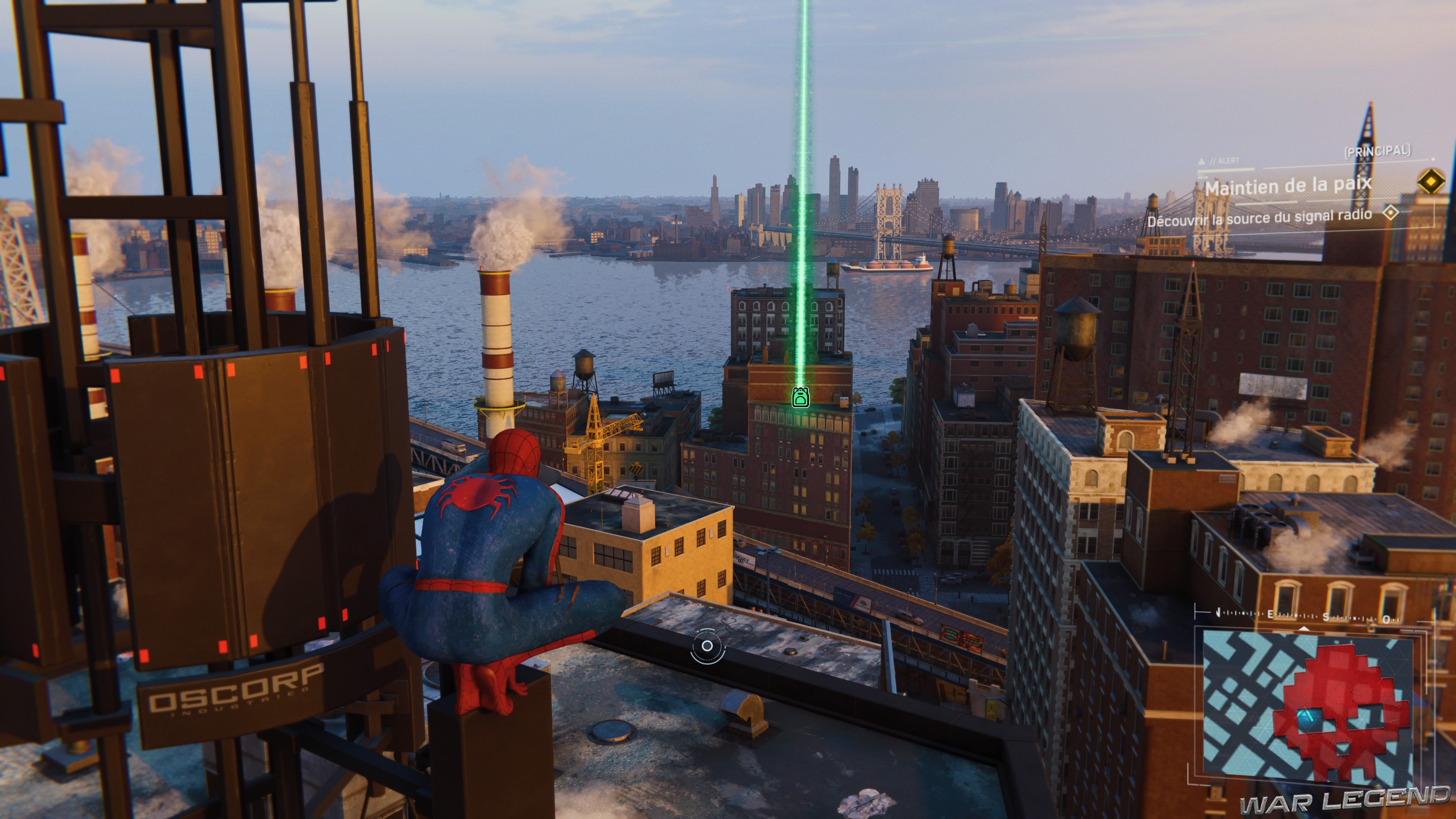 Un sac à dos est signalé au loin, de l'autre côté de la rue