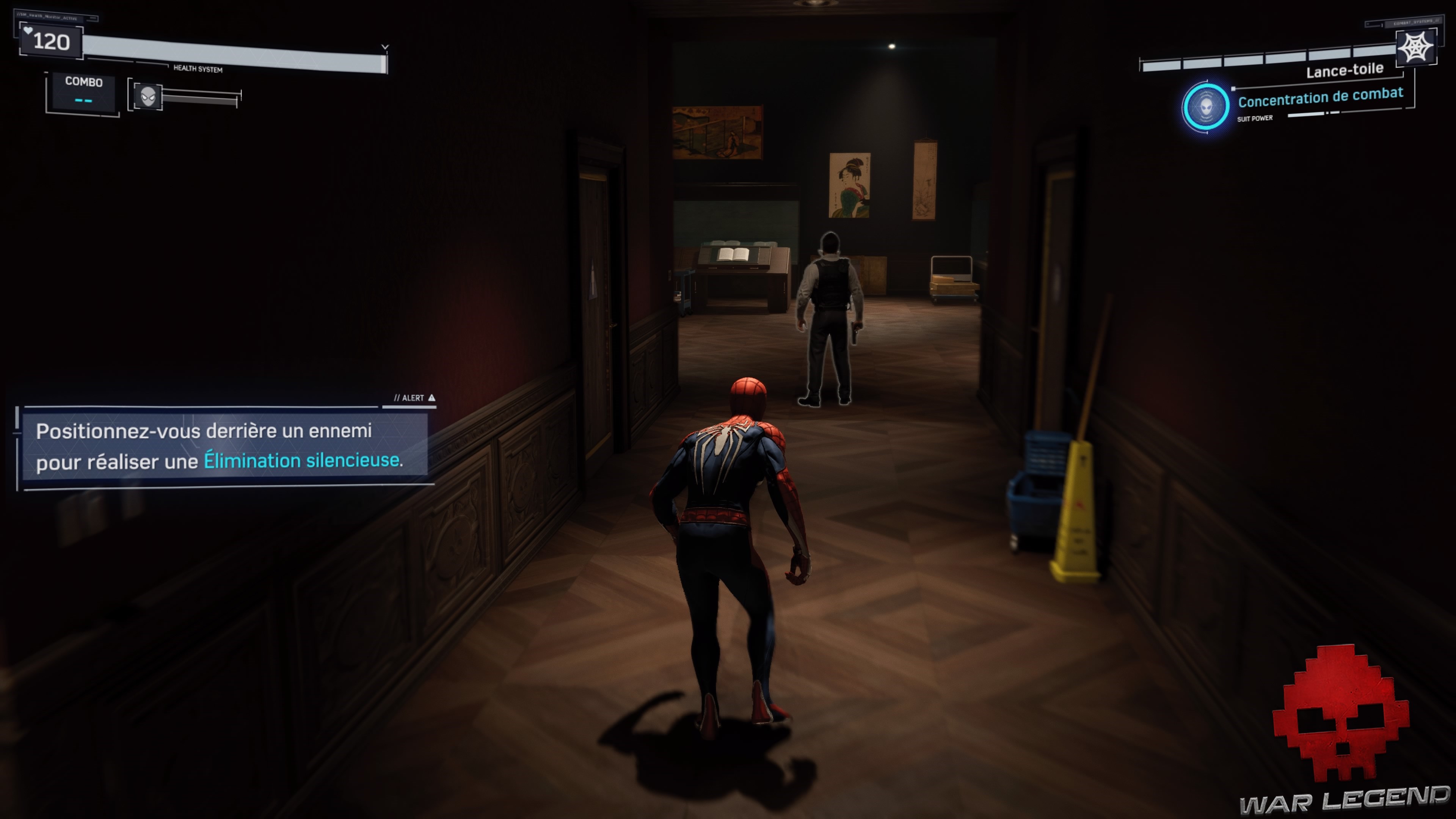 Spider-Man se faufile derrière un garde