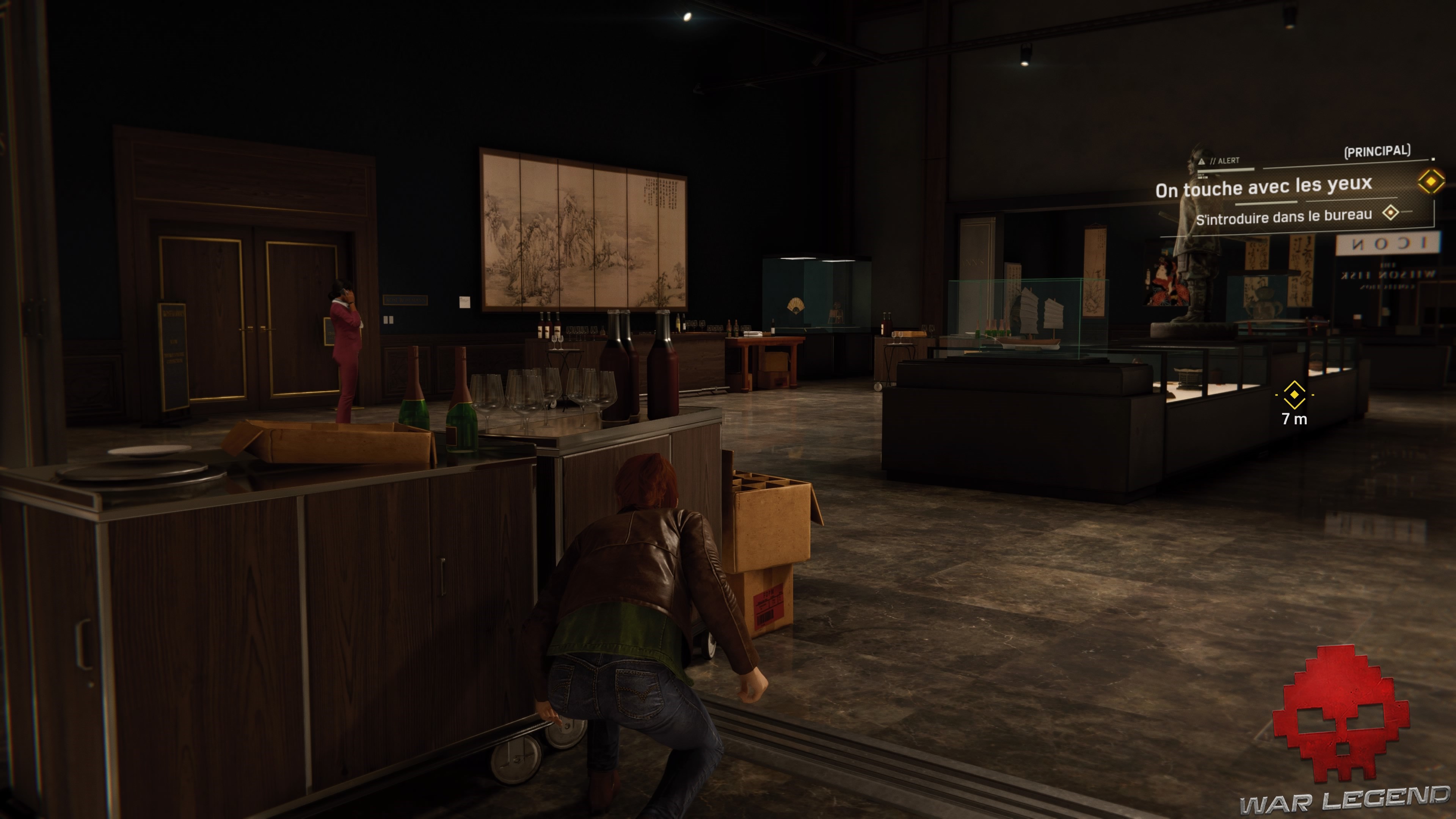 Marie-Jane se cache derrière un élément du décor