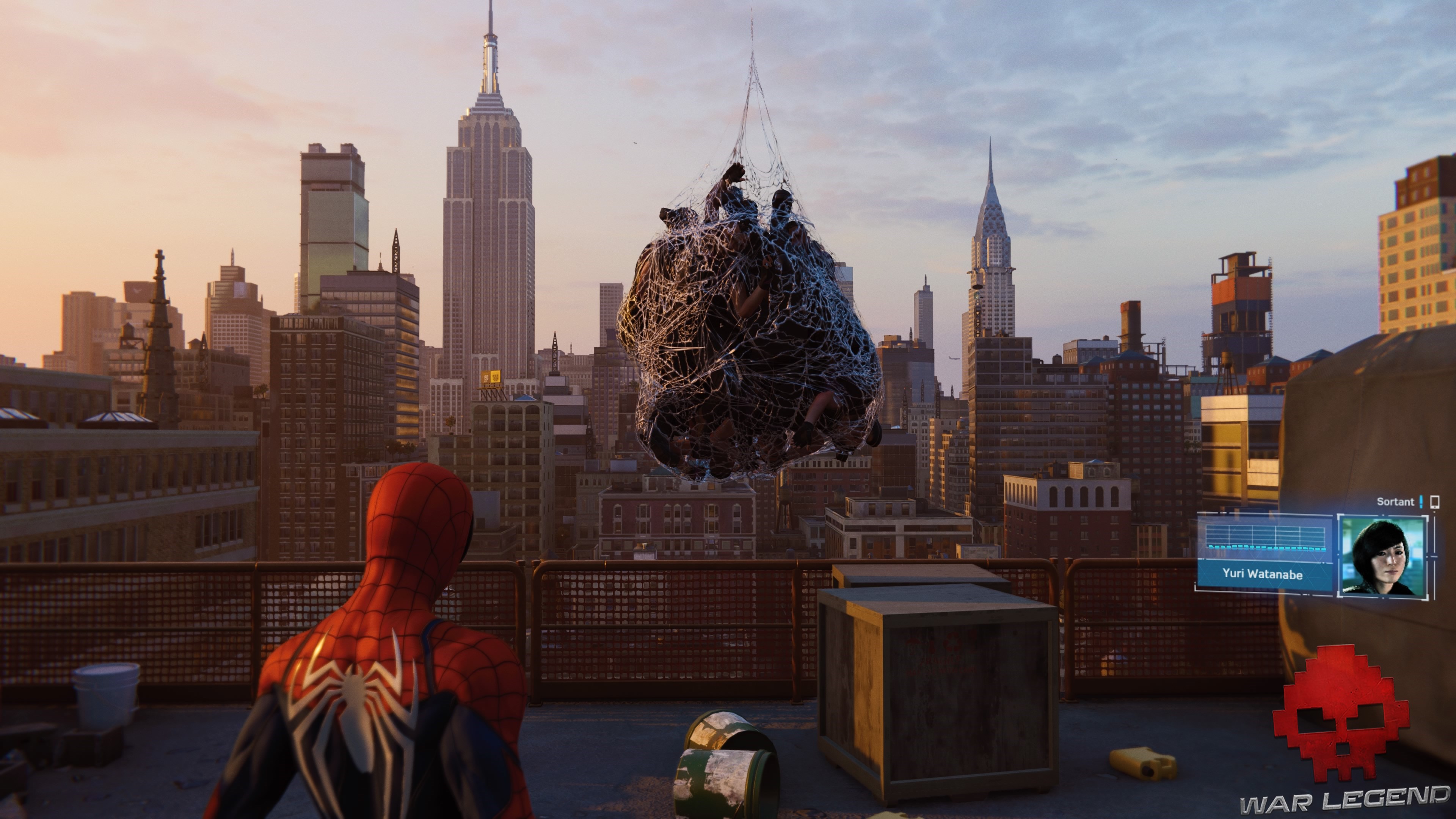 Des ennemis sont entoilés par Spiderman