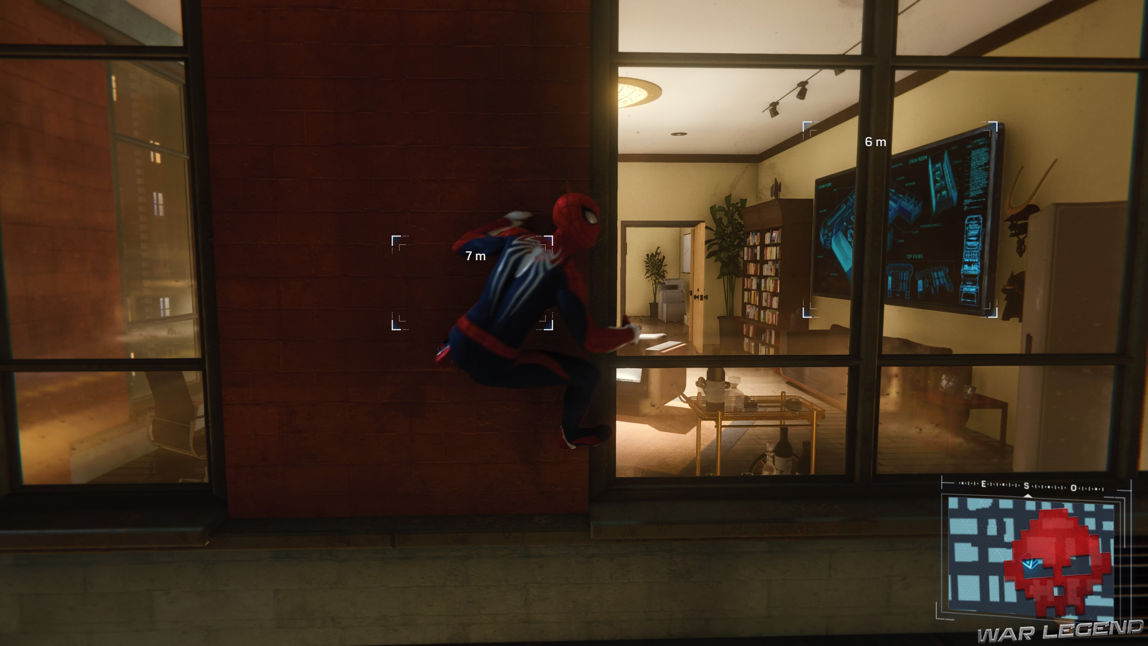 Spiderman est accroché à une fenêtre de l'appartement cible