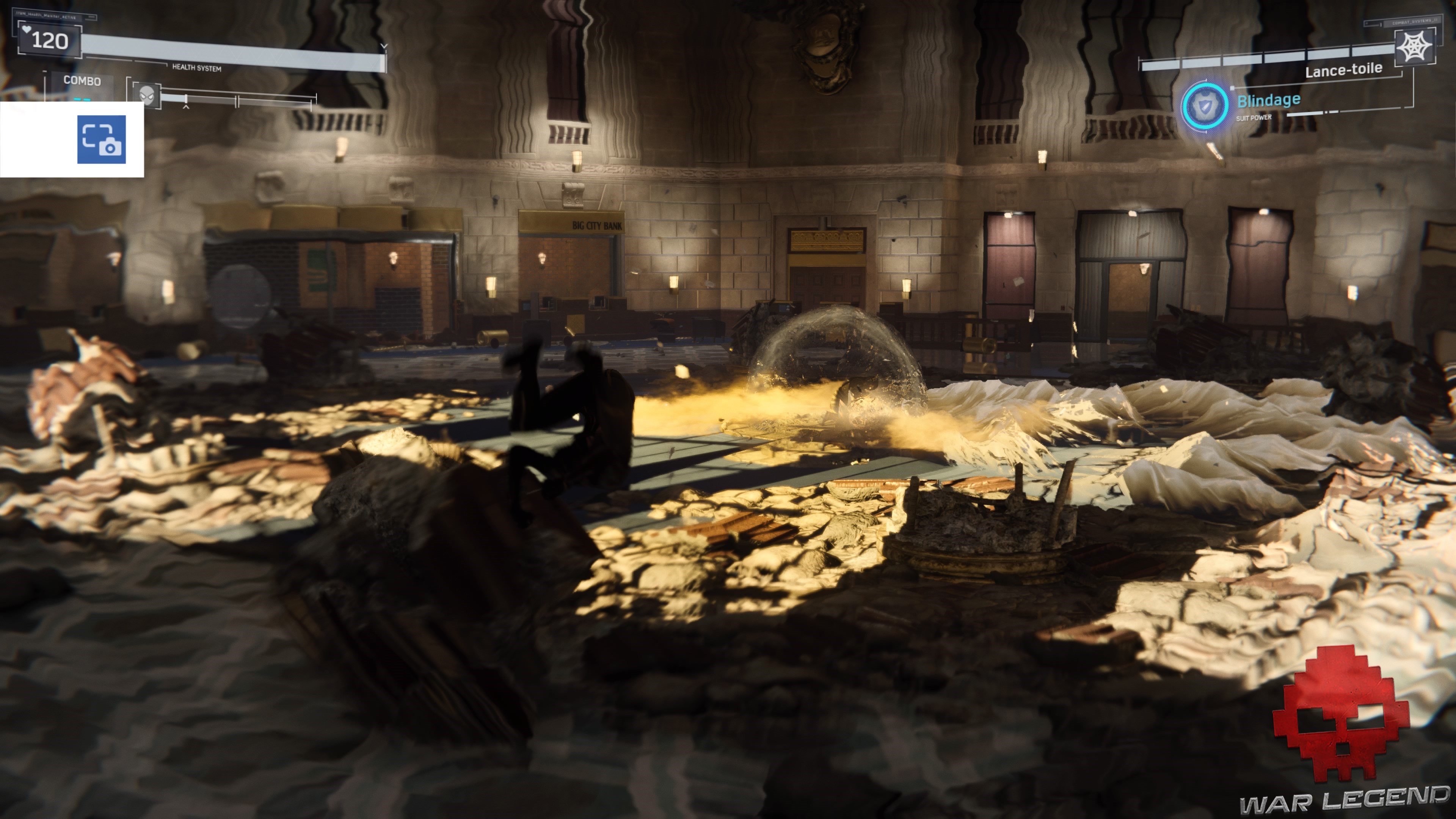 Spider-Man se balance dans une banque en ruines, shocker est au centre et lance une onde de choc