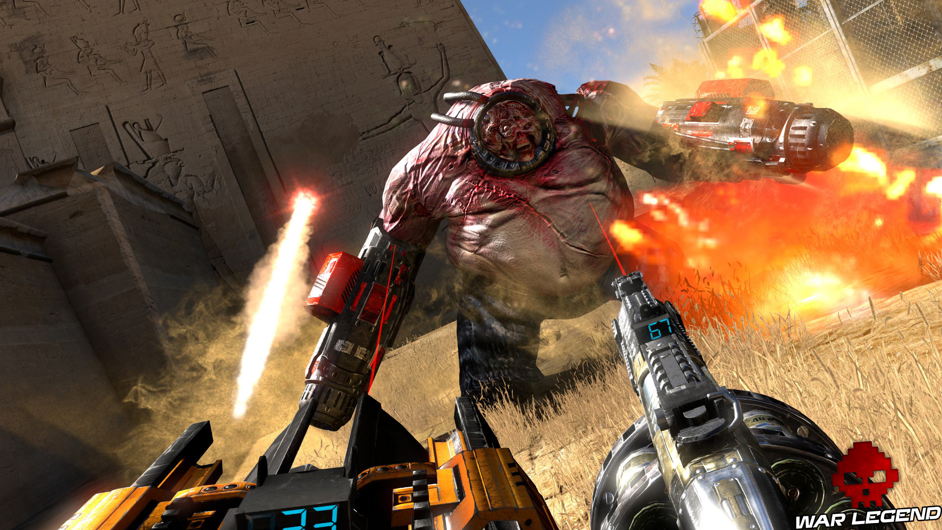 explosion derrière un ennemi particulièrement imposant avec des lance-roquettes à la place des bras