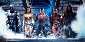 photo du film justice league, de gauche à droite : batman, wonder woman, cyborg, flash, aquaman