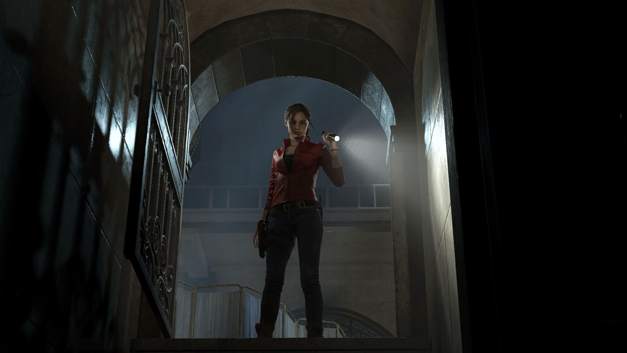 Claire Redfield de face éclairant une cave de sa lampe torche, contre-plongée Resident Evil 2 Remake
