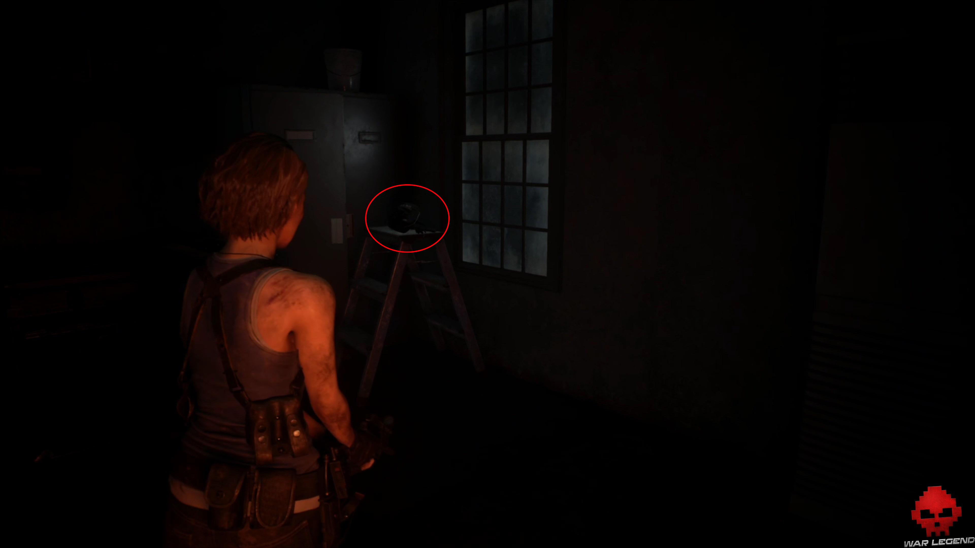 resident evil 3 sacoche posée sur un escabeau