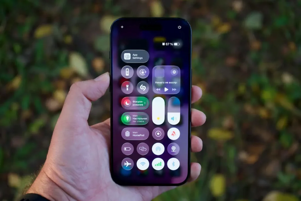 Main tenant un iPhone et accédant aux réglages pour activer la 5G