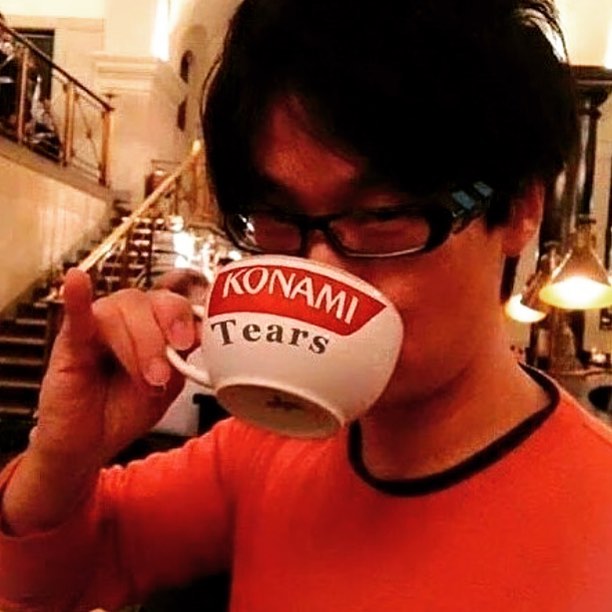 Kojima boit les larmes de Konami