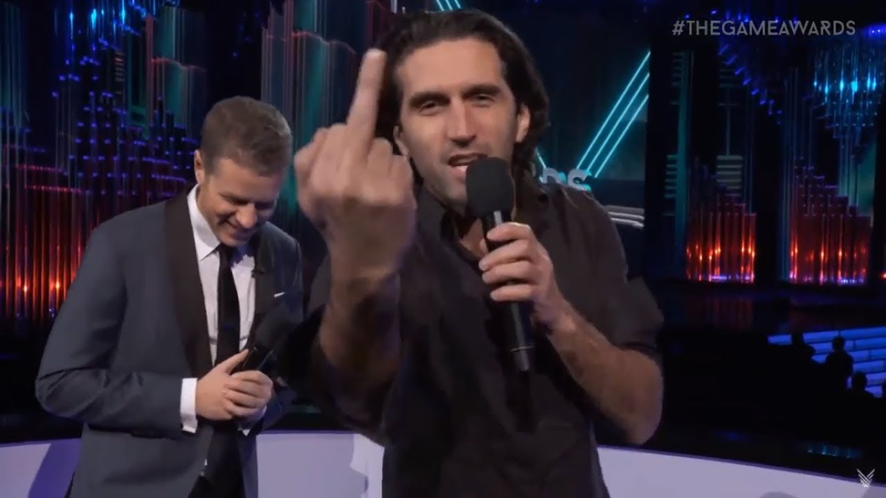 Josef Fares fait un doigt d'honneur à la caméra pendant les Game Awards 2017 avec Geoff Keighley