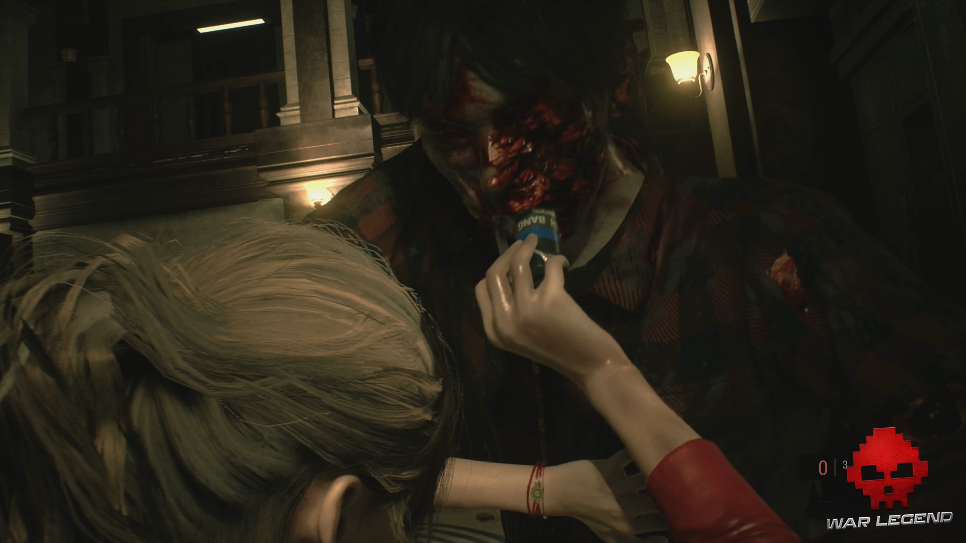 Test Resident Evil 2 - Claire enfonce une grenade dans la bouche d'un zombie