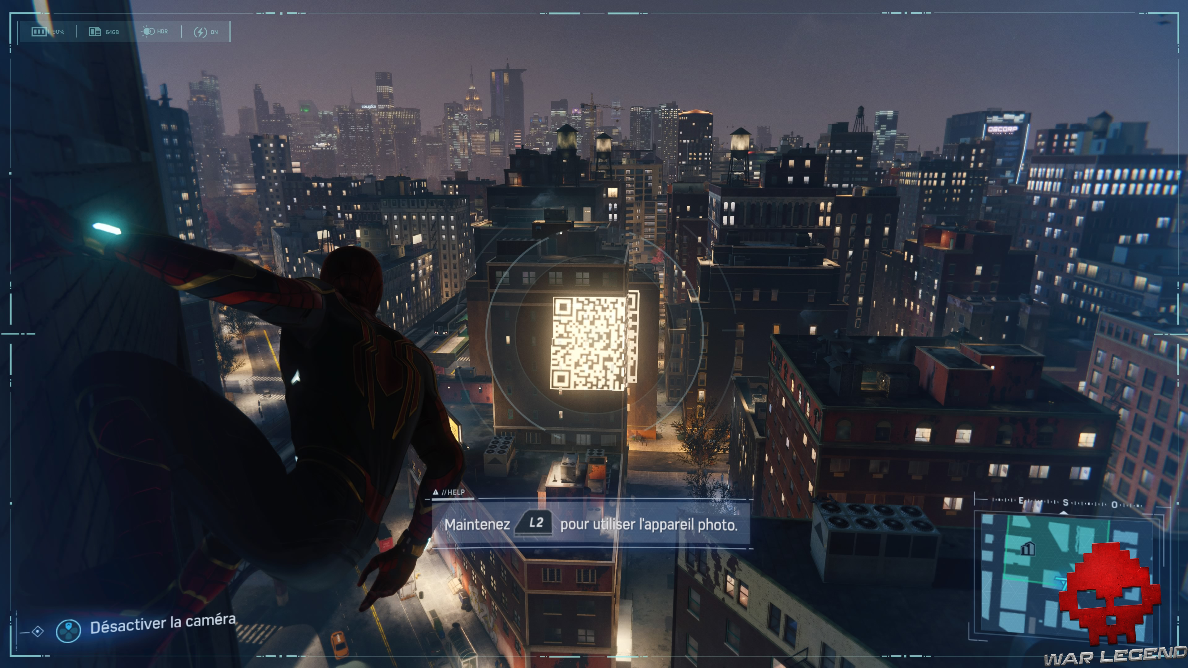 solution spider-man le feu des projecteurs - Spider-Man suspendu, regardant un QR Code sur un immeuble