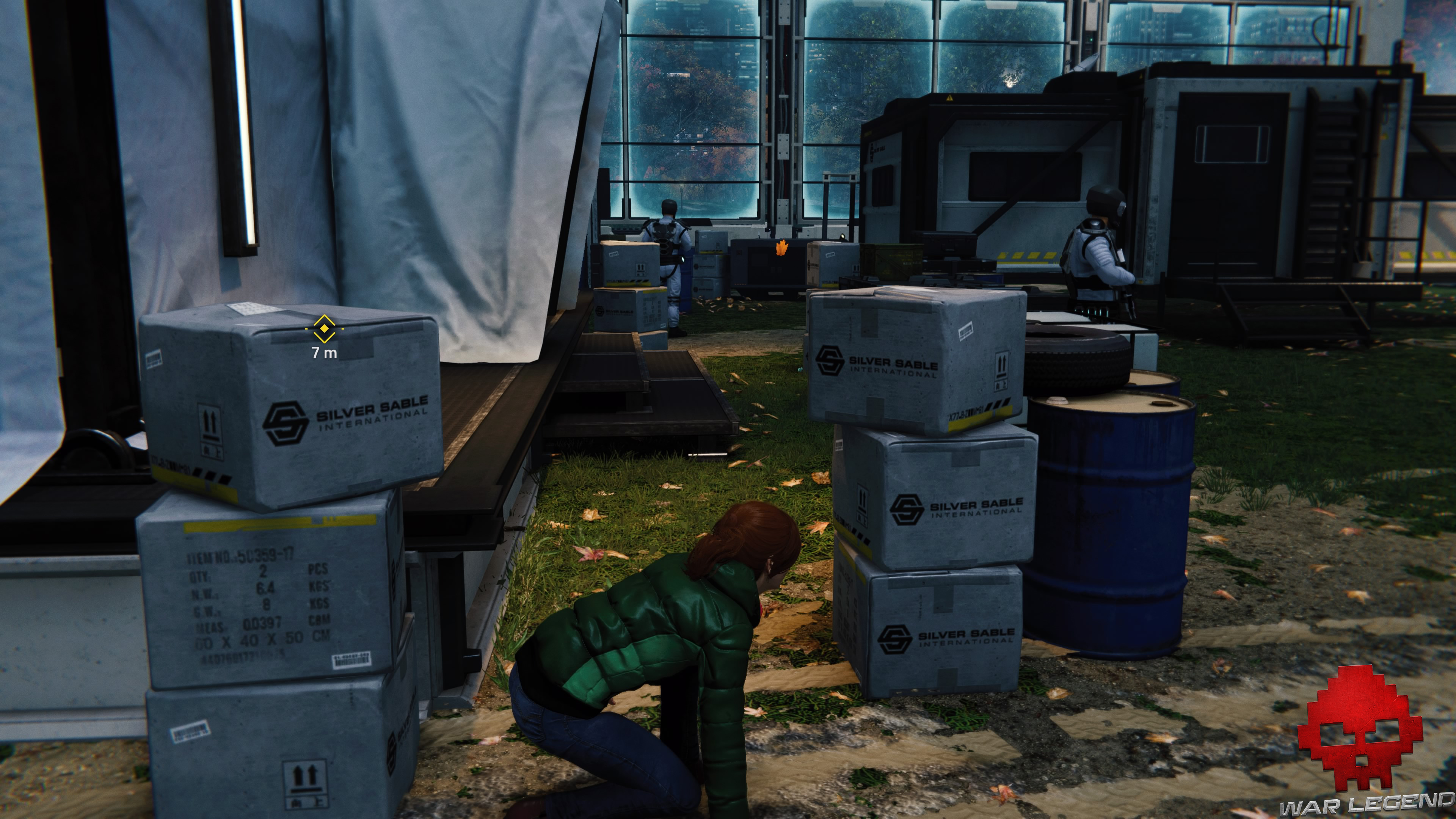 solution spider-man pas d'invitation MJ entre deux piles de cartons