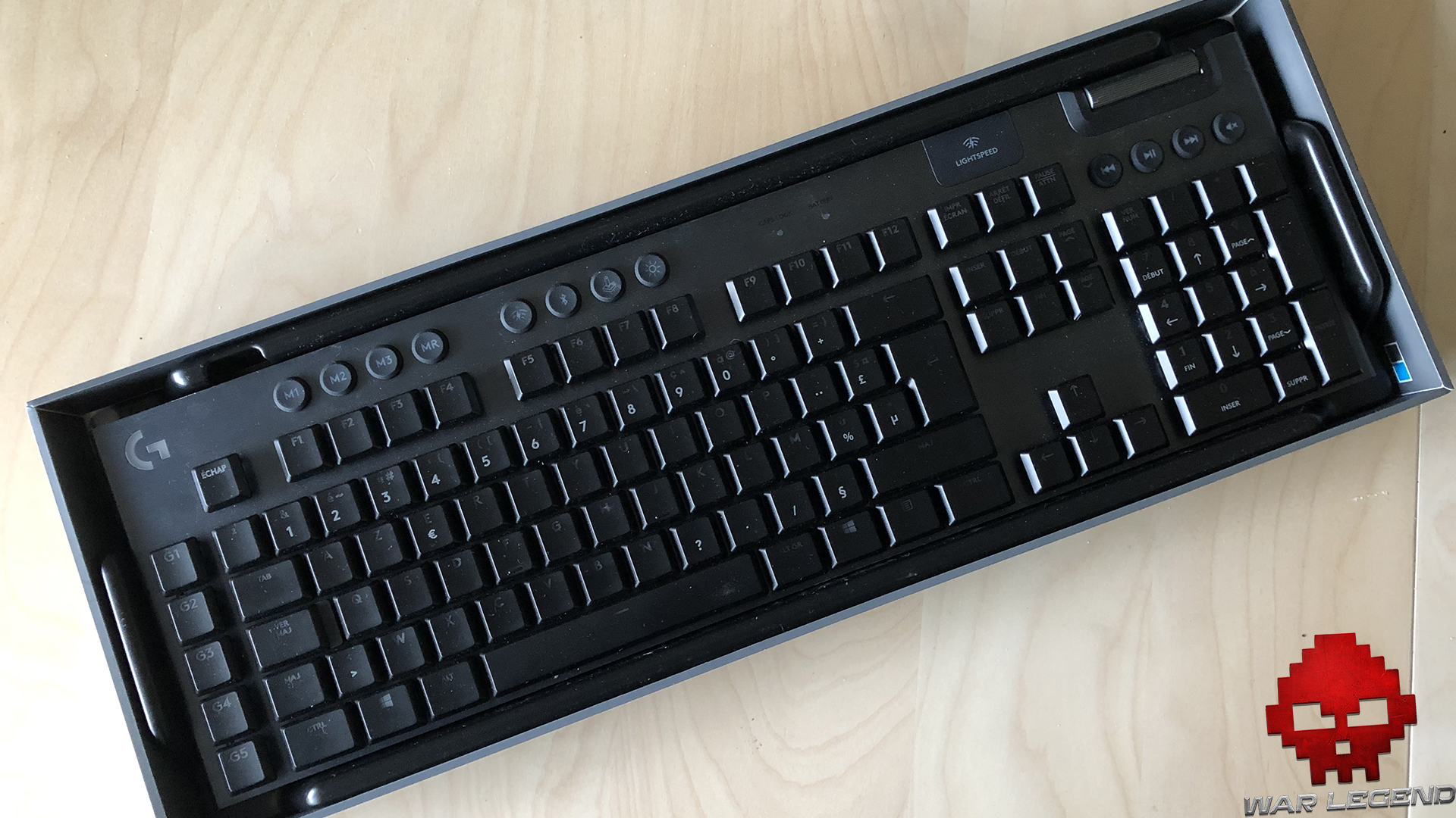 test logitech g915 - boîte avec clavier dedans