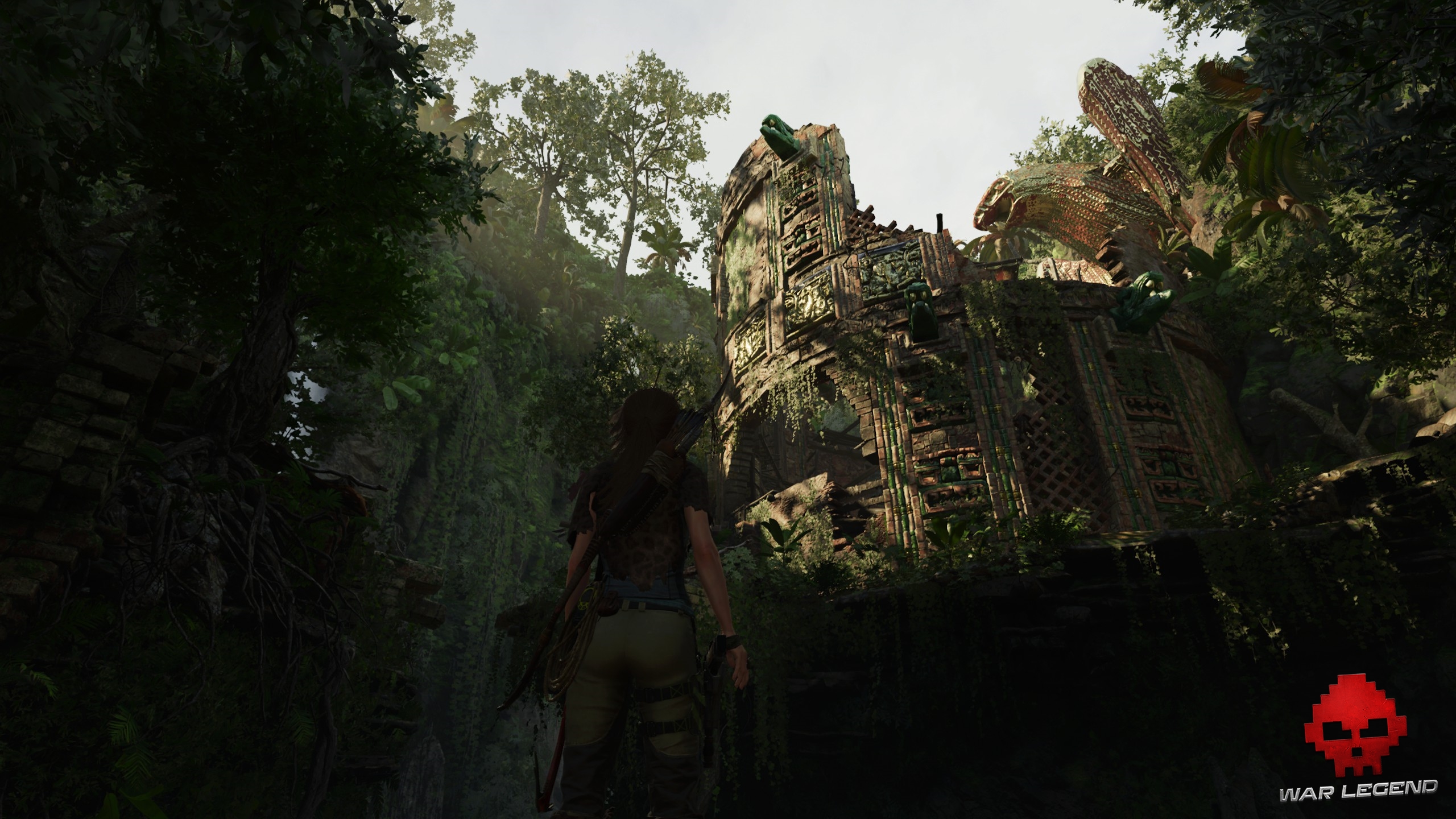 Lara au pied d'une tour en ruine