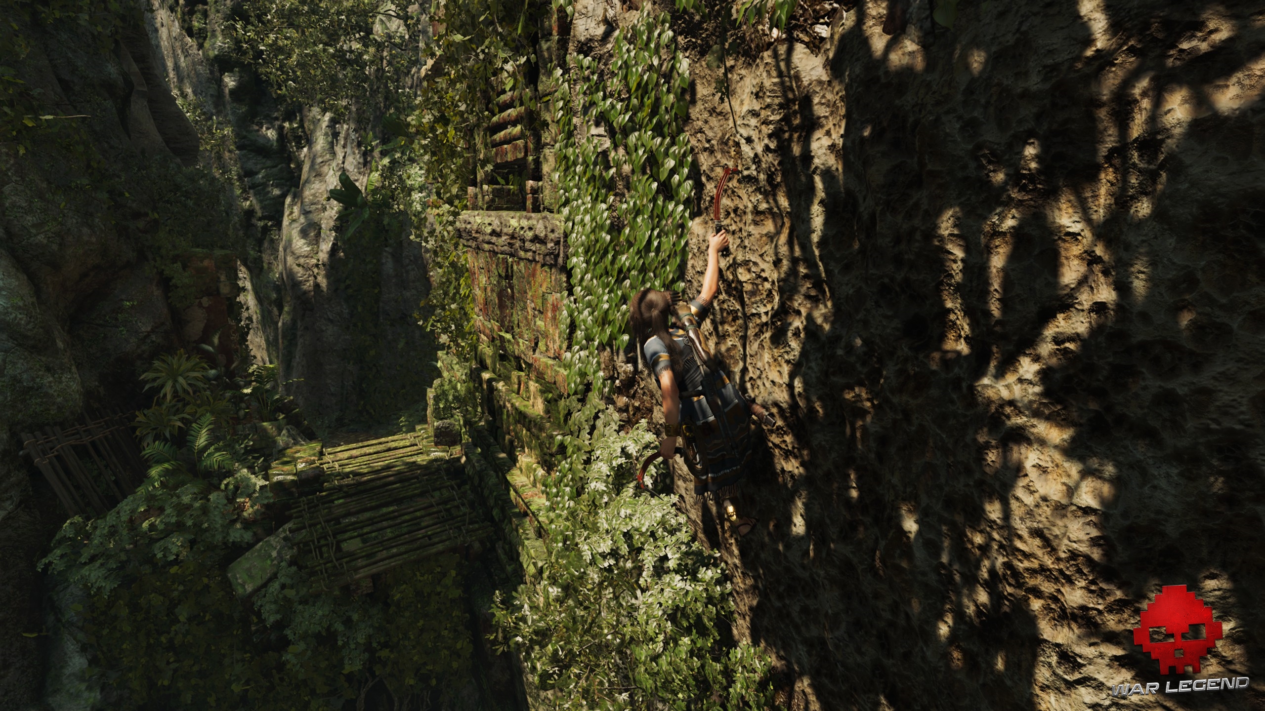 Lara Croft en pleine phase d'escalade