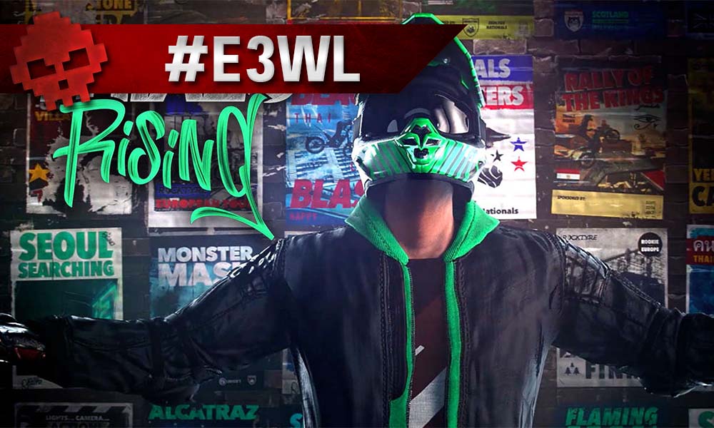 Un motard les bras grands ouverts